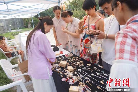 游客在首饰摊位前驻足。 张煜欢 摄