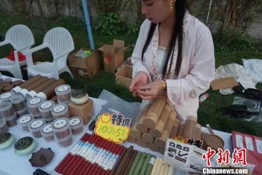 店主展示不同种类的檀香。 张煜欢 摄