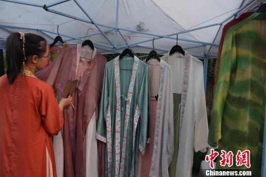 摊位上的汉服展示。 张煜欢 摄