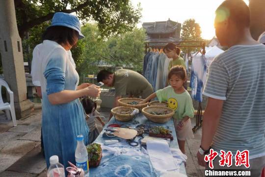 扎染摊位吸引许多游客。 张煜欢 摄